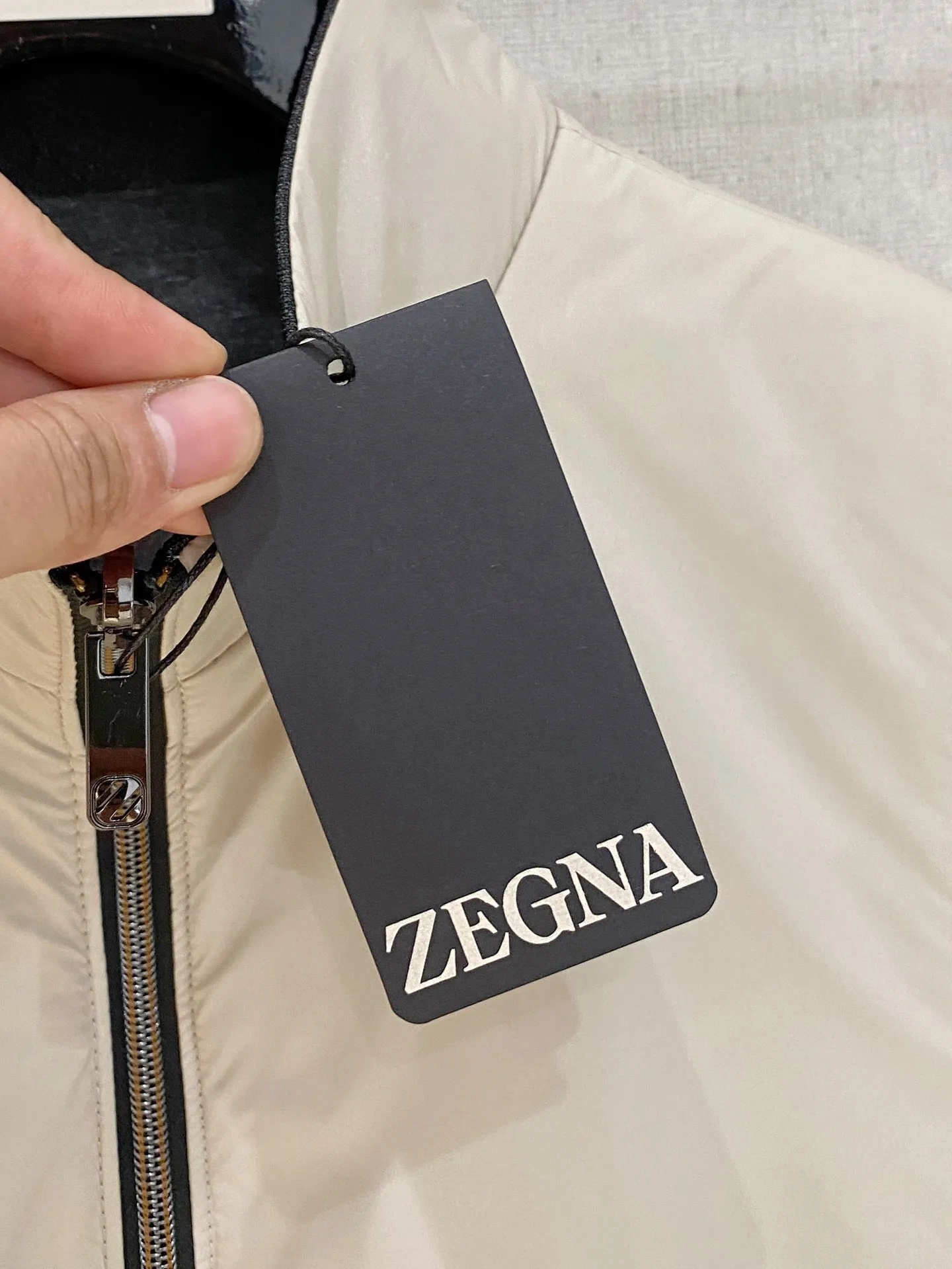 Zegna ： ， ， ， ； ， ， ， ， Classic 。 ： ， ， ， ； ， ； ， ， 。 ： ， ， ； ， ， T 、 、 ； ， ， ， 。 ： 、 、 ， ， Versatile 。 ： Cream White/Khaki/ /Black（ Gray ） Sizes：M-4XL